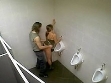 Sexo increíble pillado en el baño de un club