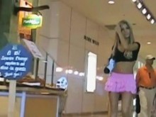 increíblemente caliente upskirt rubia adolescente en un centro comercial