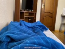 Madrastra caliente se folló a su hijastro en un hotel barato para fastidiar a su marido