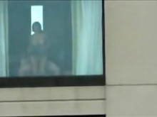El sexo en la ventana del vecino es voyeured en la cámara de mi casa