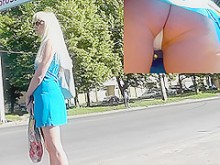 Upskirt público al aire libre de la rubia