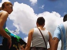 El video de la calle upskirt muestra un culo enorme y jugoso.