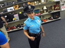 Oficial de policía hermosa y de grandes tetas es follada en la oficina de Shawn