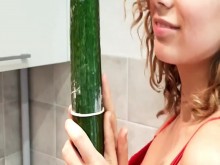 La belleza delgada se divierte con un pepino ENORME