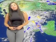 Impresionante cameltoe en la chica del clima latina