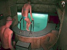 Pareja desnuda follando en la piscina en porno oculto lleno de vapor xxx