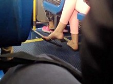 Pies francos en chanclas en el autobús