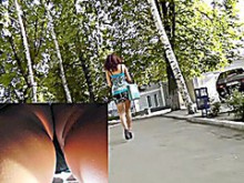 Deliciosa morena de pelo en un vídeo upskirt al aire libre