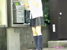 Dulce colegiala japonesa en un vídeo de tiburones en público