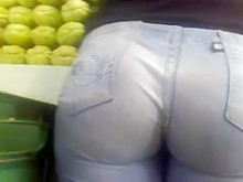 INCREÍBLE CULO EN JEANS AJUSTADOS...