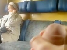 Sacudiéndome la polla al lado de una madura
