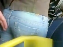 Tocando culo caliente en autobús