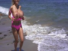 AMBER ALENA TETAS GIGANTES EN LA PLAYA