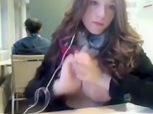 Hermosa chica cachonda con grandes tetas parpadeando en la biblioteca