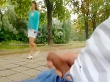 Recopilación amateur de tío masturbándose la polla en el parque