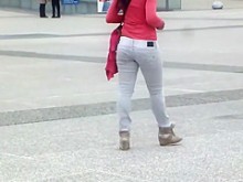 Turista asiático recibió una buena raja en el trasero