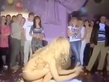 Rubia delgada y astuta realiza un sensual striptease con un vestido de novia