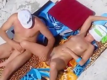 Pareja de mediana edad tiene sexo duro en la playa rocosa