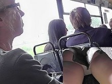 Falda de cuero negra y bragas blancas en vídeo upskirt