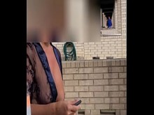 Sentados afuera, bata abierta y vecinos de al lado, pareja voyeur