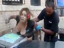 Totalmente mujer con el cuello grande.