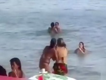 Pareja francesa cachonda tiene sexo en el agua