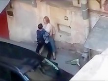 Cogí a una pareja loca teniendo sexo en el patio.