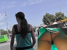 Vídeo upskirt con bonito coño bajo bragas oscuras