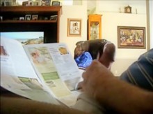 Masturbándose detrás del periódico matutino