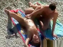 Follada en la playa y digitación