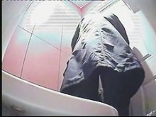 Milf meando en el baño a un voyeur