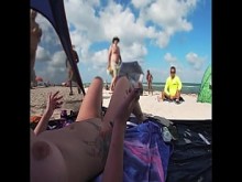 Esposa exhibicionista 511 - ¡La Sra. Kiss nos brinda su vista POV EN LA PLAYA NUDE de un VOYEUR MASTURBÁNDOSE frente a ella y varios otros hombres mirando!