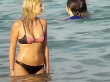 chica rubia se ensucia en la playa