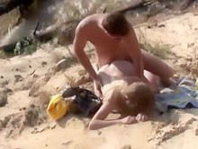 Follada dura pillada en una playa escondida