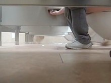 Cámara fetichista de pies en el baño público