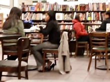 Inmersión de zapatos de pies sinceros en el café de la librería