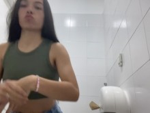 Chica de 20 años no aguanta las ganas y se pajea en el baño del doctor