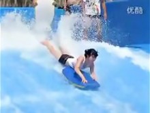 El cuerpo seductor del lindo flowrider visto por el cazador de la playa