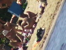 Chica pelirroja desnuda y caliente en la playa nudista