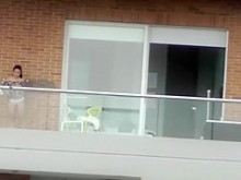 filma a dos chicas en un edificio al otro lado de la calle