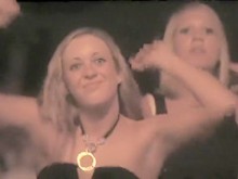 Impresionantes tetas desnudas en el concierto de Nickelback