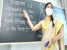 Desi Teacher le estaba enseñando a su estudiante virgen a follar duro en el aula (drama hindi)