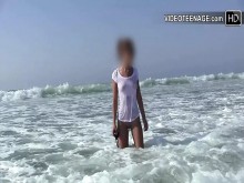 Preciosa morena de 19 años desnuda en la playa