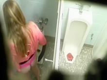 Niña se sienta en el baño y hace pis