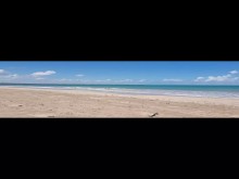 Follando el culo en público, en la playa al aire libre, corrida en el culo, goteando leche