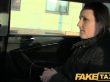 FakeTaxi: La primera vez que una virgen anal se enfrenta a un ding-dong grande y grueso