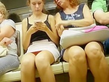 Adolescente mayor de 18 años y su madrastra upskirt en el metro