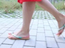 Sandalias sexys en público caminando con una joven y caliente footgirl (pies rusos, suelas sexys, juego de pies en primera persona, dedos de los pies)