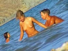 Video sexual en la playa de amateurs con bonitas tetas desnudas