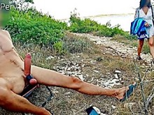 GENTLYPERV CONOCE A UNA CHICA PERVIDA EN LA PLAYA. Durante un día exhibicionista en el mar encuentro una linda mujer